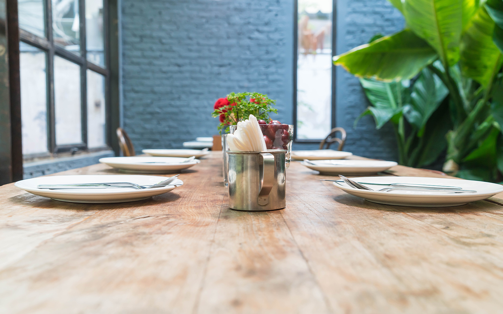 Stoły do restauracji – jakie powinny być, aby tworzyć komfort i elegancję w Twoim lokalu?
