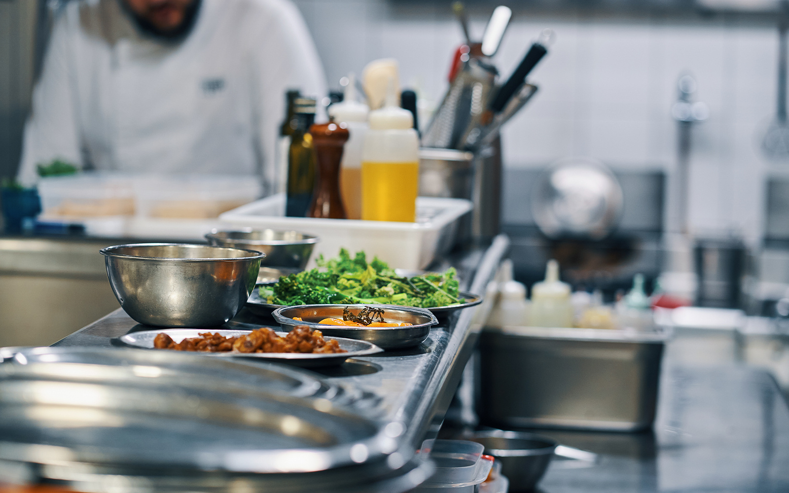 Akcesoria do gastronomii – jakie wybrać, aby profesjonalnie wyposażyć kuchnię