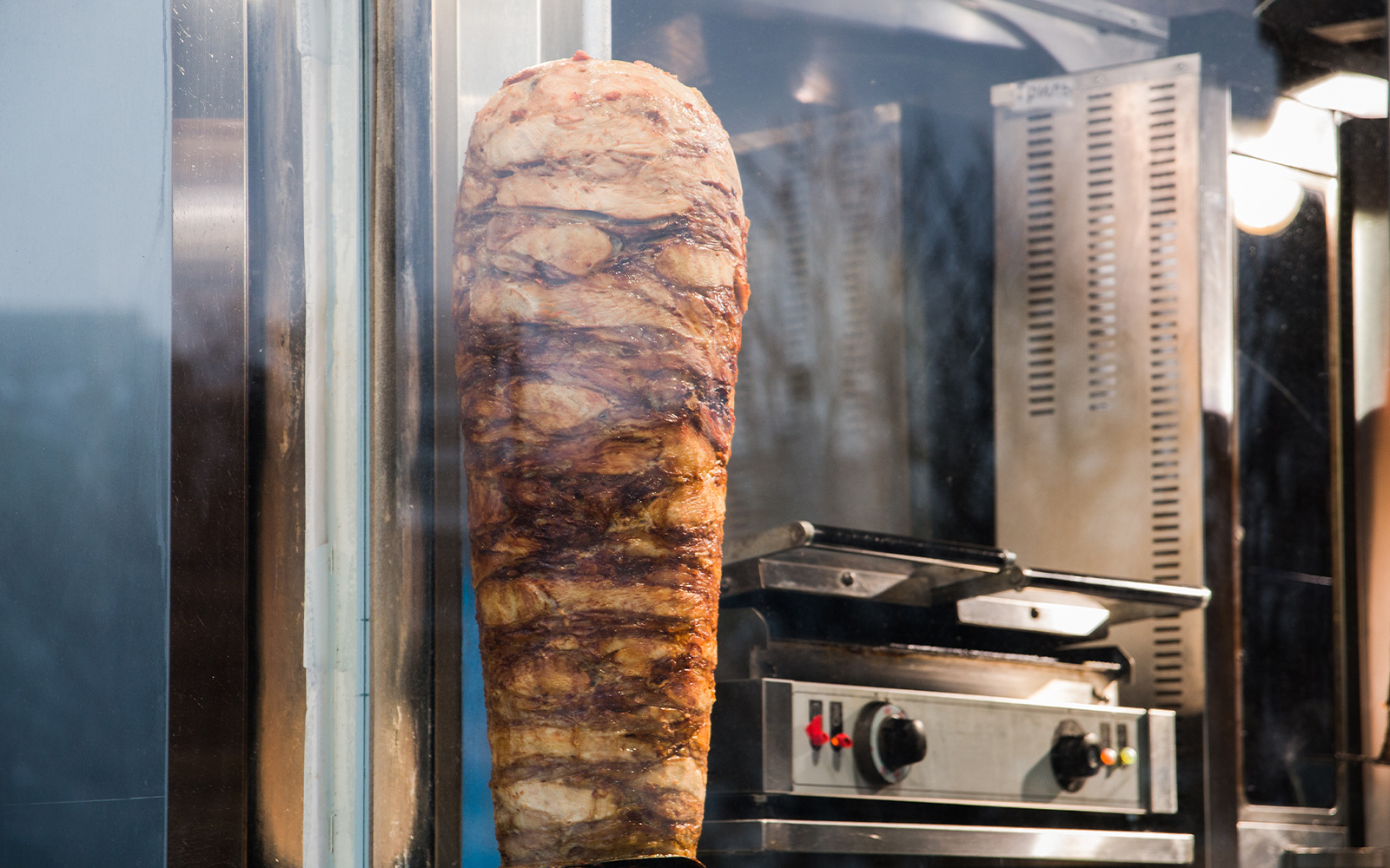 Kebab – jak wybrać opiekacz do kebaba idealnie dopasowany do potrzeb Twojego lokalu?