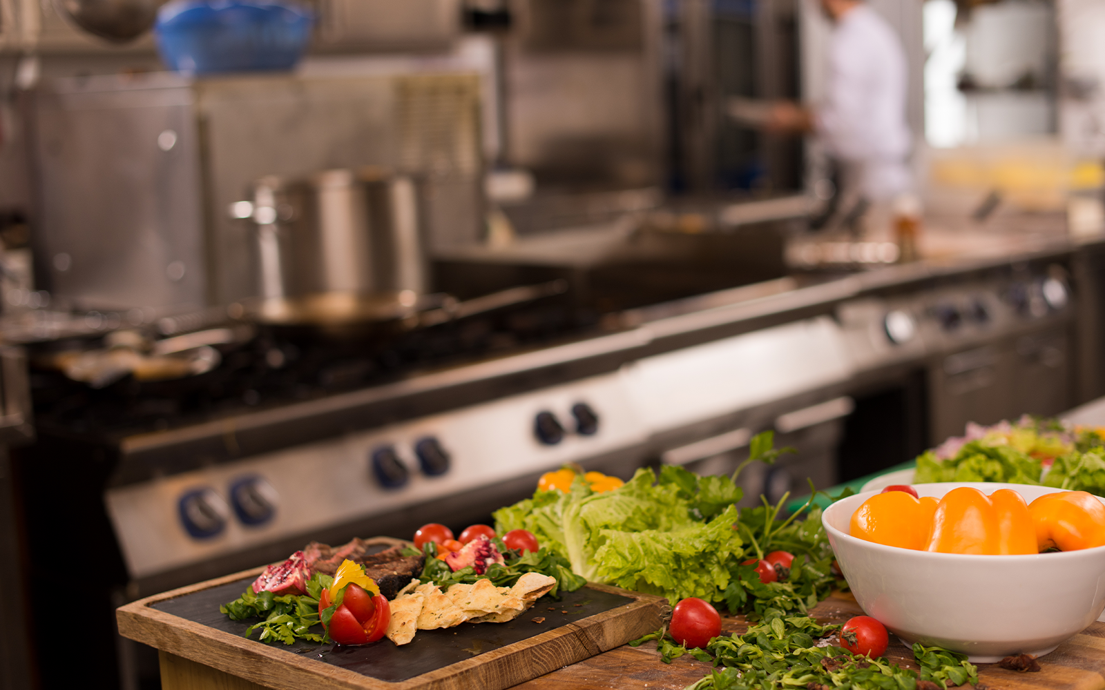 5 niezbędnych urządzeń w kuchni gastronomicznej – co warto mieć w swojej restauracji