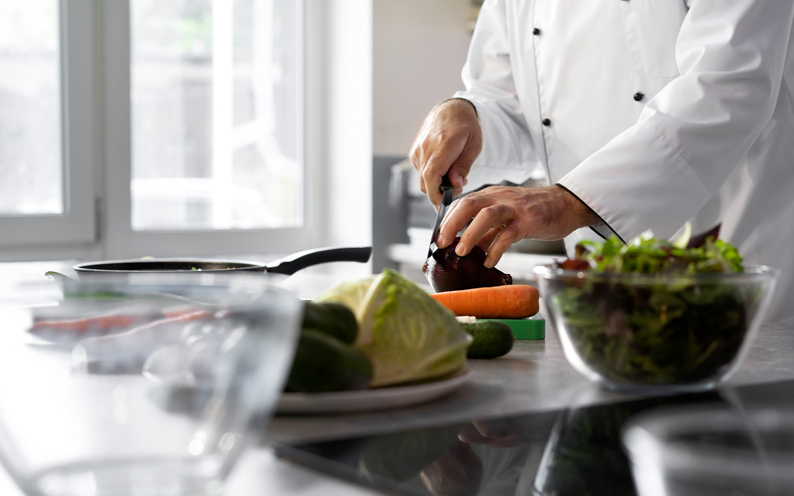 BHP w gastronomii – co jest ważne i dlaczego warto inwestować w dobry sprzęt