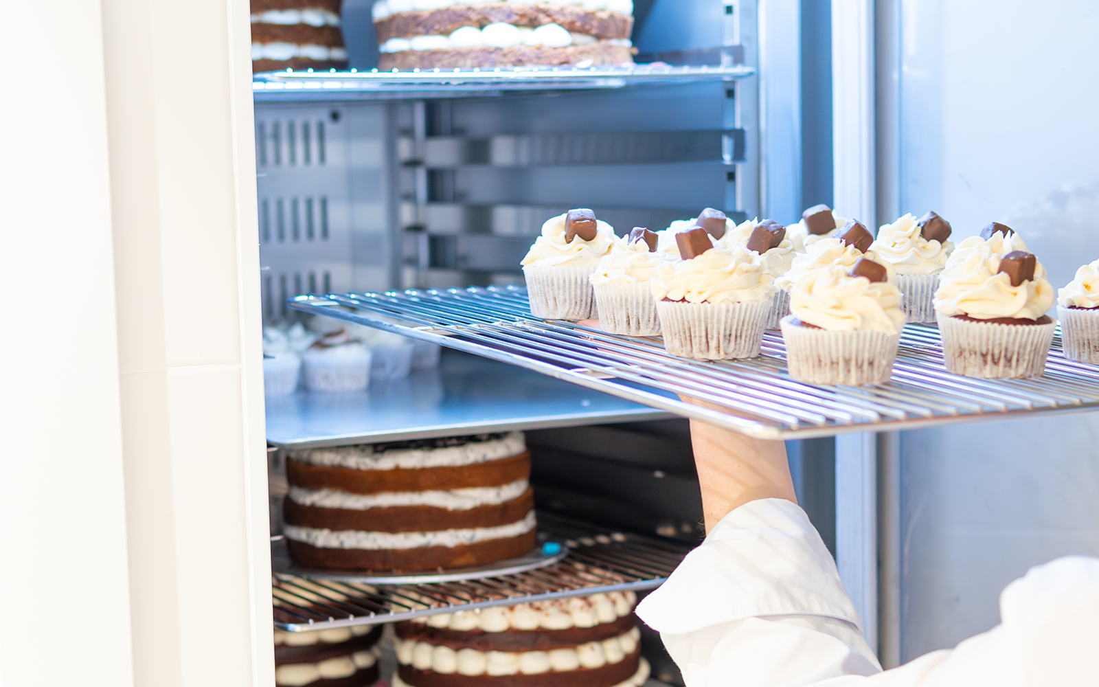Jak wybrać lodówkę gastronomiczną? Najważniejsze parametry i funkcje
