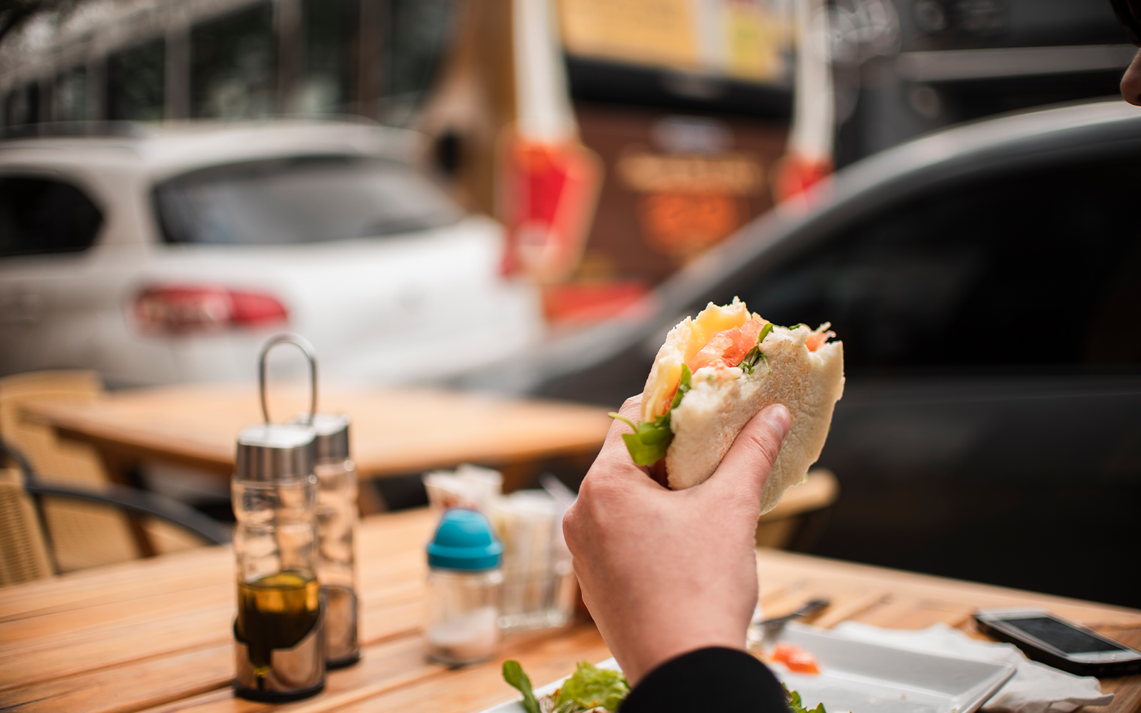 Jak wyposażyć małą gastronomię? Praktyczny przewodnik po wyposażeniu małej kuchni i zaplecza