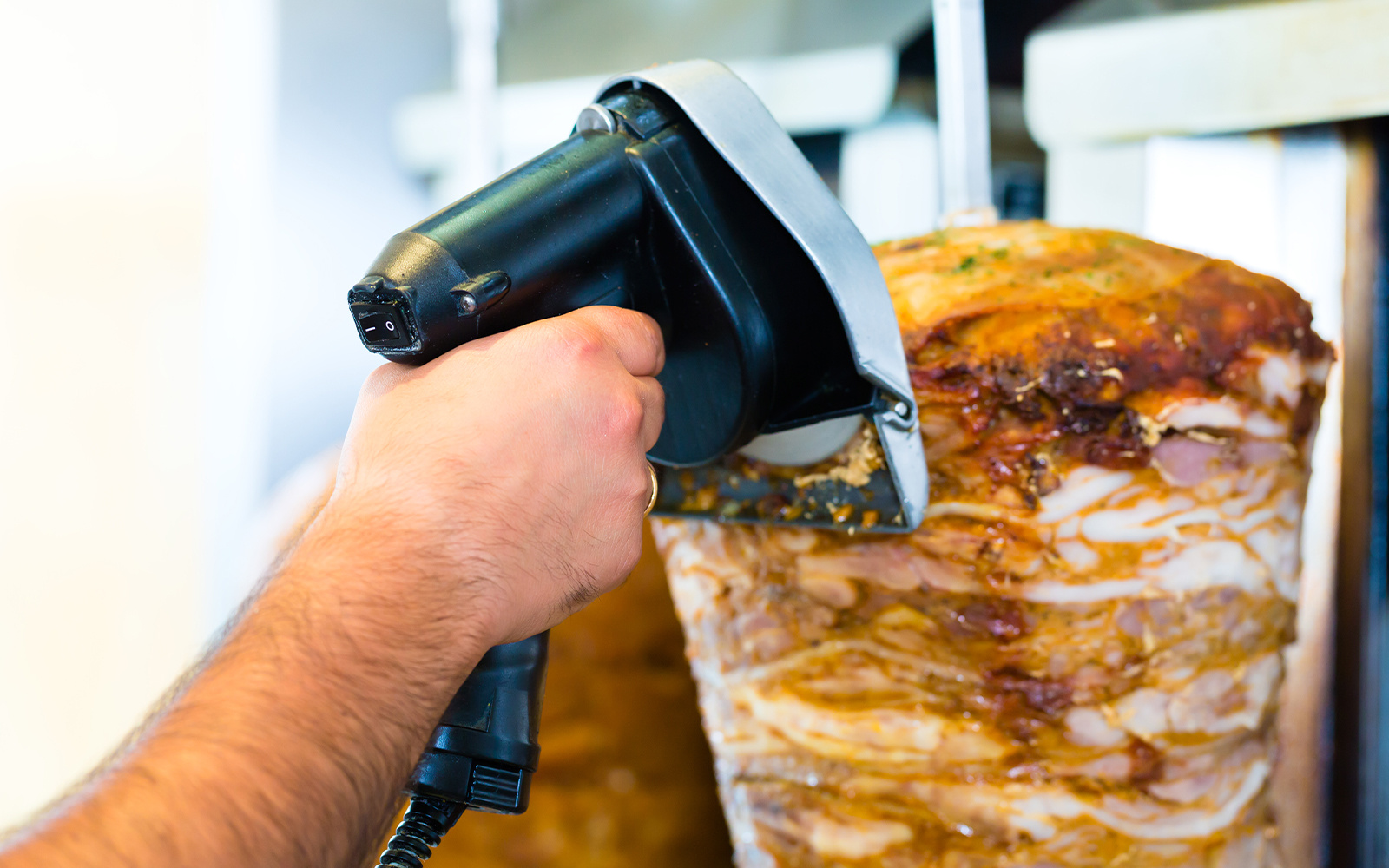 Nóż do kebaba – jak wybrać odpowiedni nóż elektryczny do gastronomii?
